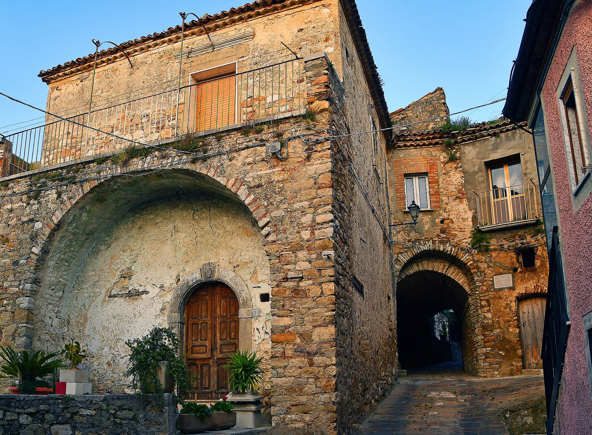 L'arco del Castello di Tolve, nell'Alto Bradano