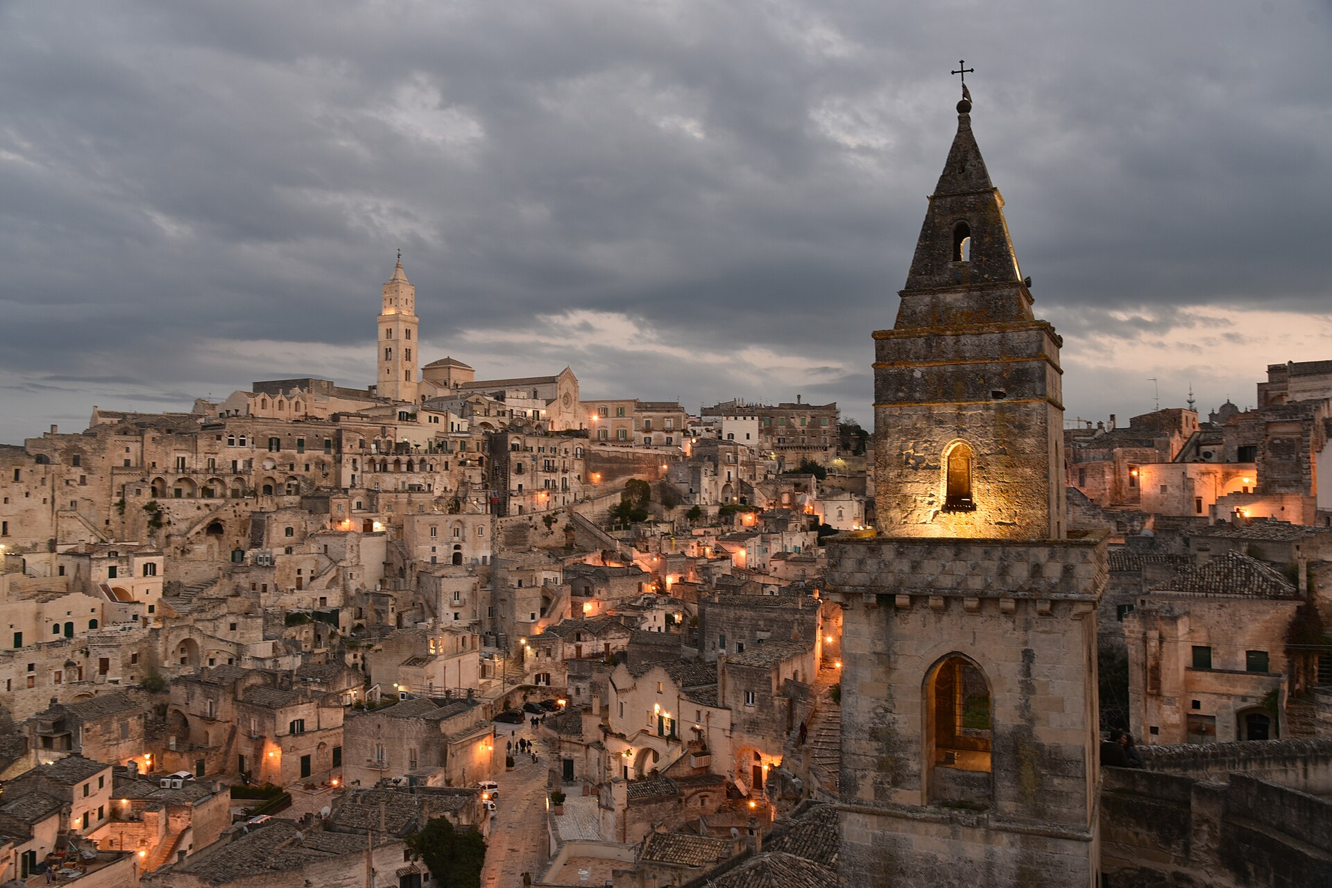 I Sassi di Matera al tramonto, con le luci accese