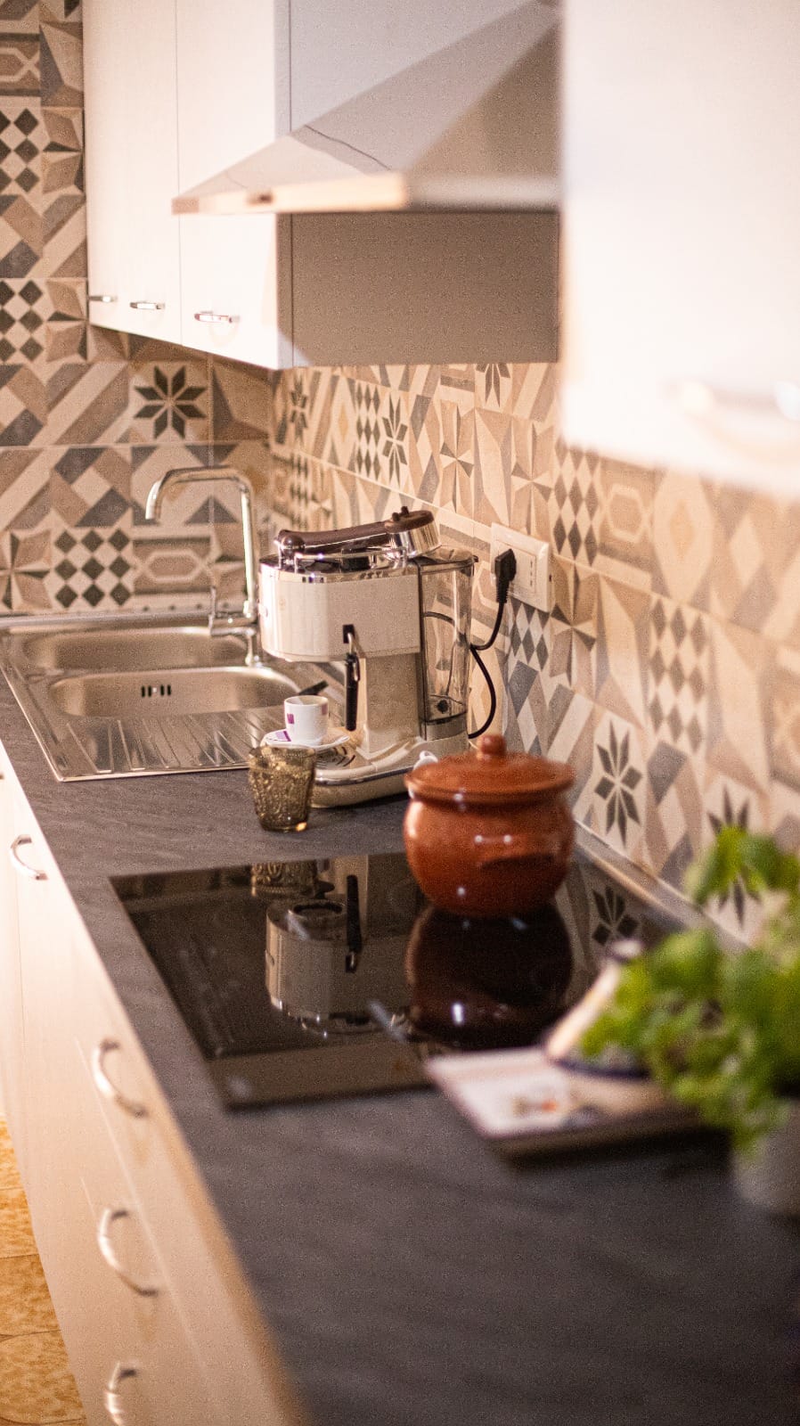 Il lavello e le piastrelle decorate della cucina