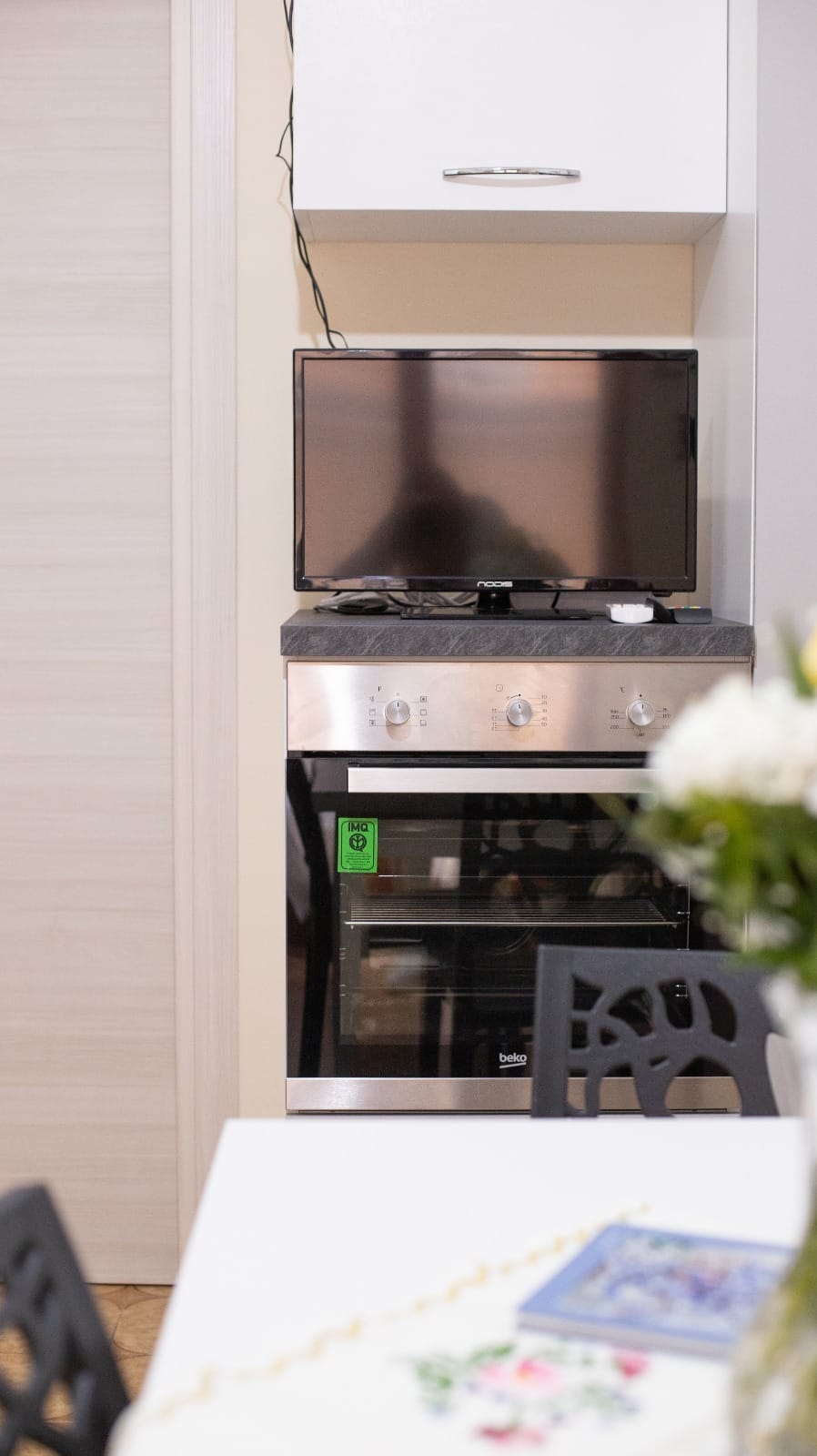 Il forno e la zona living della cucina